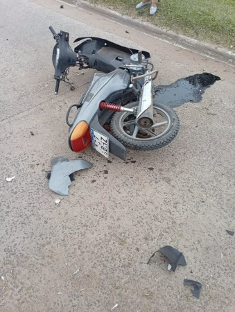 Trágico accidente en Santa Lucía: un motociclista falleció tras impactar contra un poste.